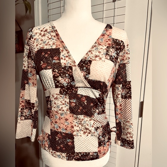 ONE CLOTHING CO S/M V-Neck floral patchwork top - Picture 1 of 9